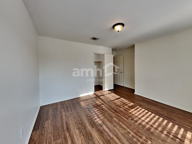 Building Photo - 905 Zoe St