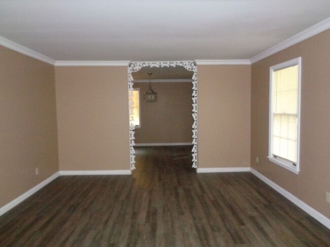 Building Photo - 5 Bedroom, 3 bath home.