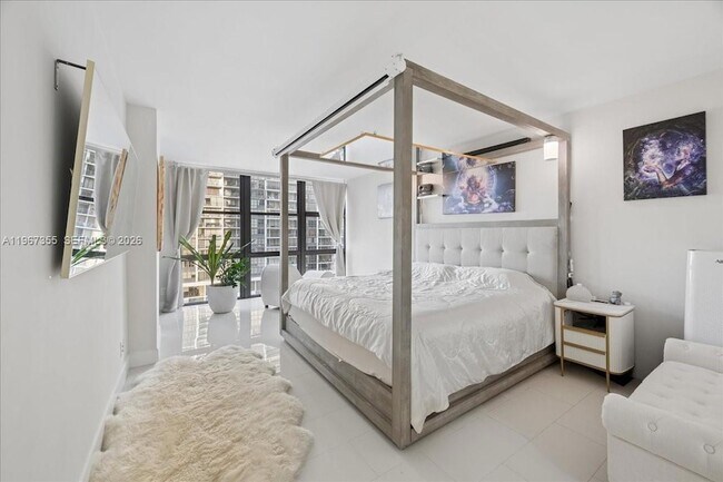 Building Photo - 1915 Brickell Ave