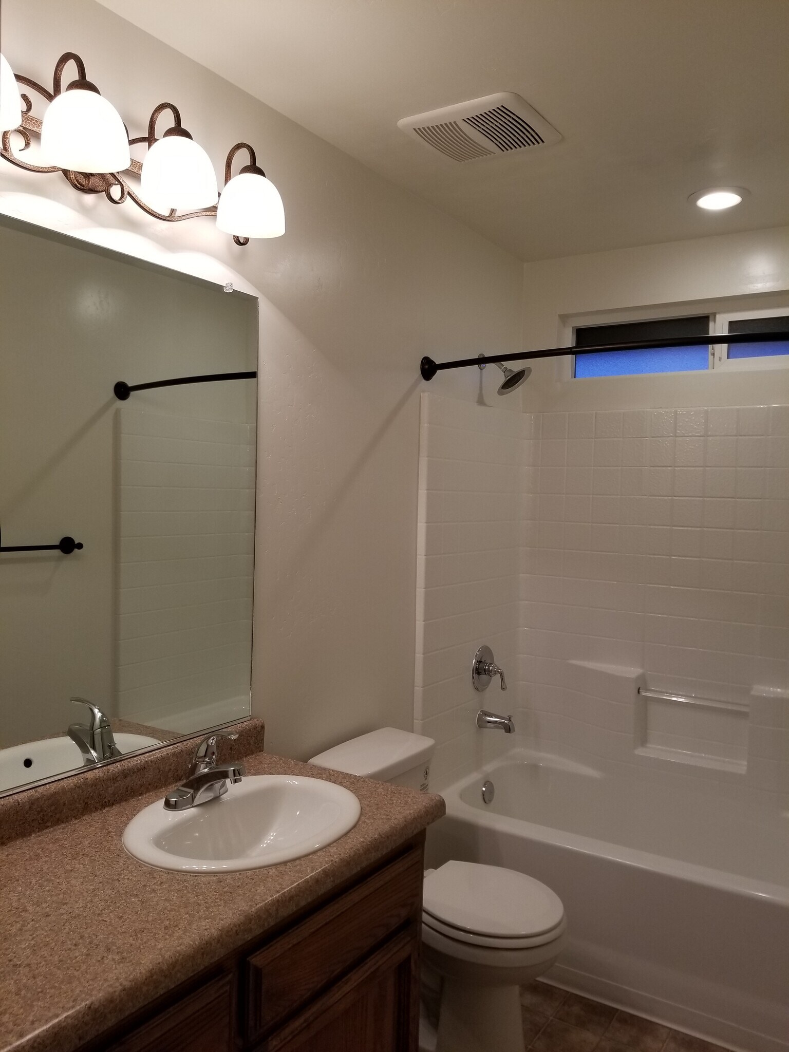 Main Hall Bath - 2756 Chardonnay Ln