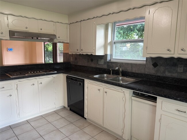 Building Photo - 3232 Parkwood Dr