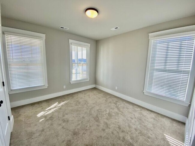 Building Photo - Clift Farm townhome with a fence and 3 car garage