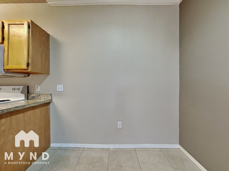 Building Photo - 5401 E Van Buren St