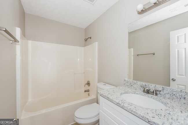 Building Photo - 18 Oakdale Dr