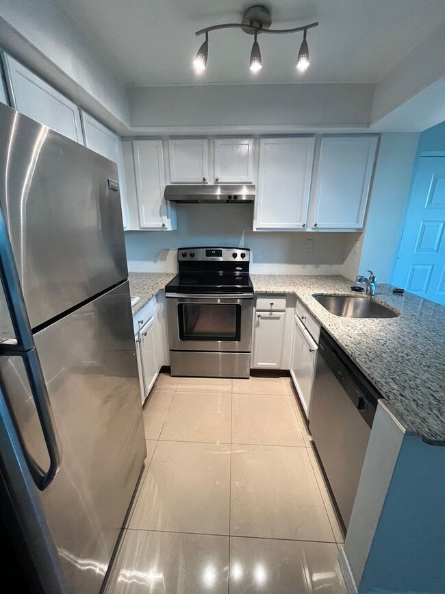 Building Photo - ONE BEDROOM ONE BATHROOM !! WATERFRONT COM...