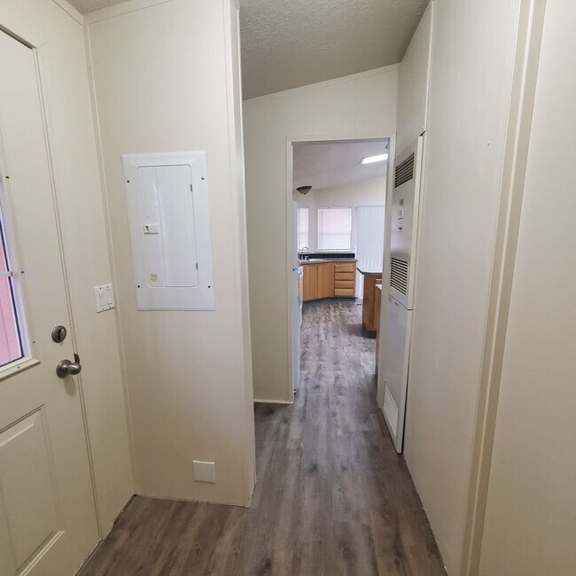 Building Photo - Newly Renovated Pet Friendly 3 Bed / 2 Bat...