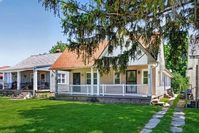 Building Photo - Freshly Updated Home in Warren Township
