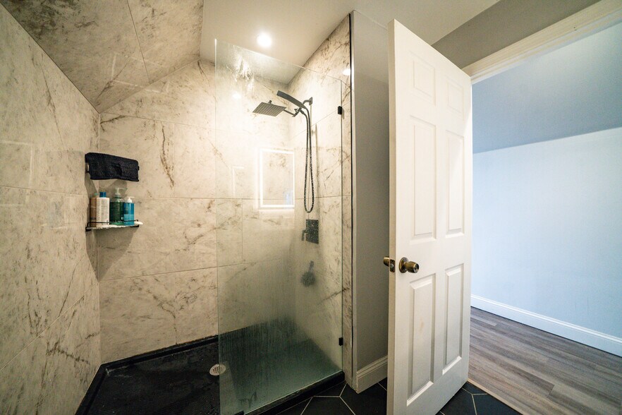 Building Photo - 137 Centre St