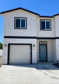 Building Photo - Corner Townhome!
