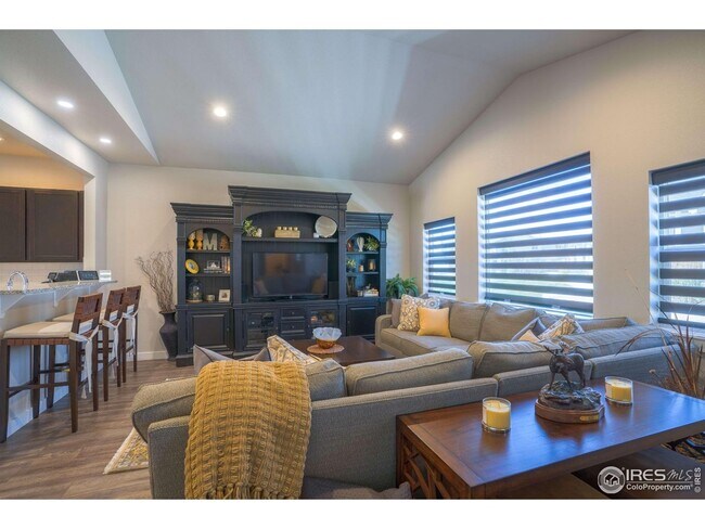 Building Photo - 294 E Chestnut St