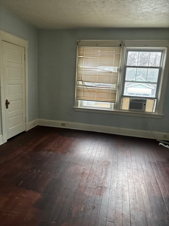 Building Photo - 2 bed 1 bath single family