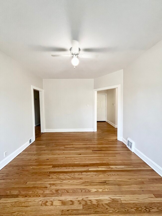 Building Photo - 4958 W Dickens Ave
