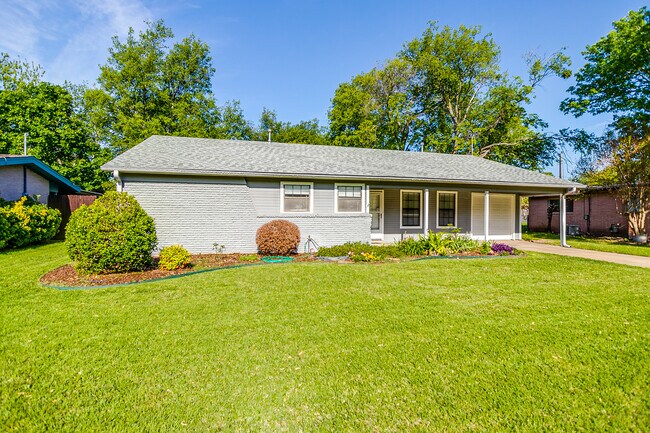 Building Photo - 1104 Sproles Dr