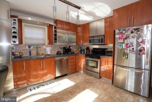 Building Photo - 201 White Pine Ct