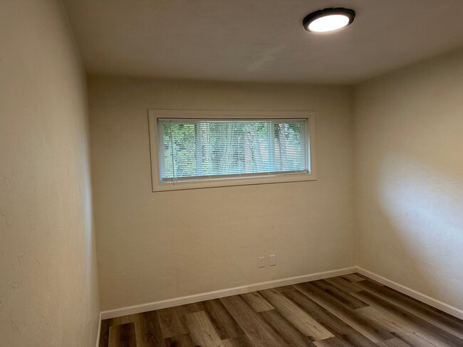 Building Photo - Updated 2 bed 1 bath single story duplex i...