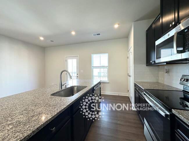 Building Photo - Spacious 3-Bedroom Townhome in a Prime Location