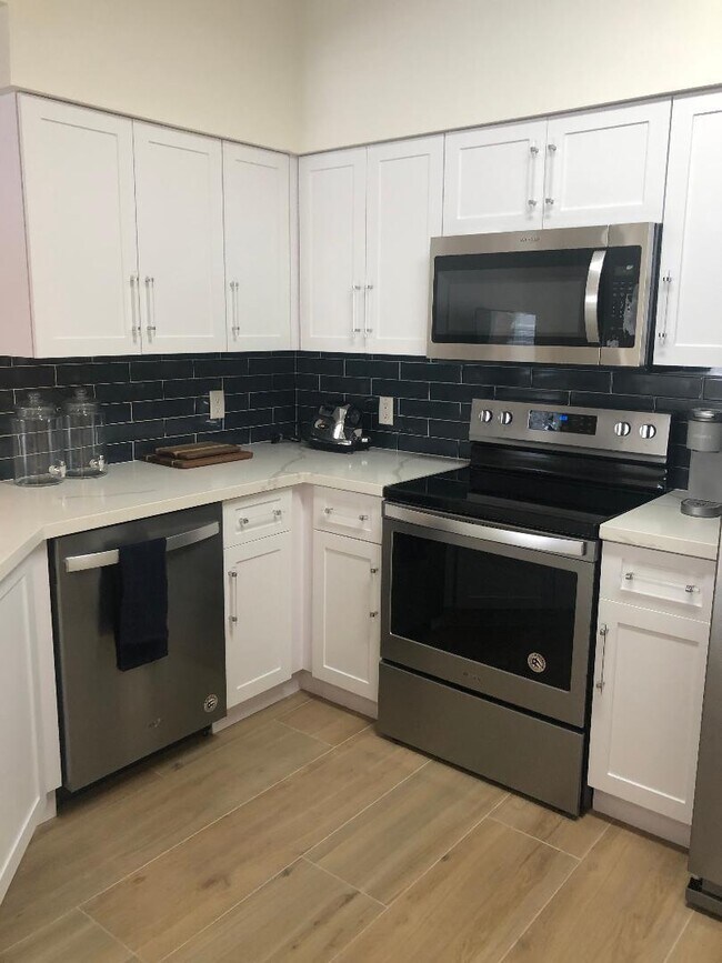 Building Photo - 9905 Baywinds Blvd