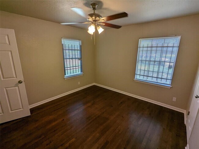 Building Photo - 5622 Elmlawn Dr