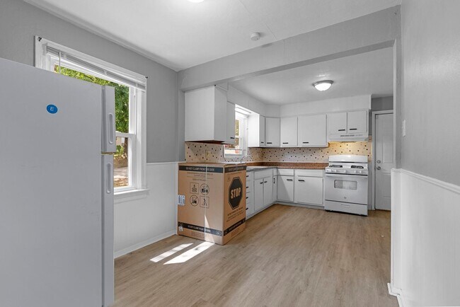 Building Photo - Charming Updated 2 Bed, 1 Bath Ranch – A H...