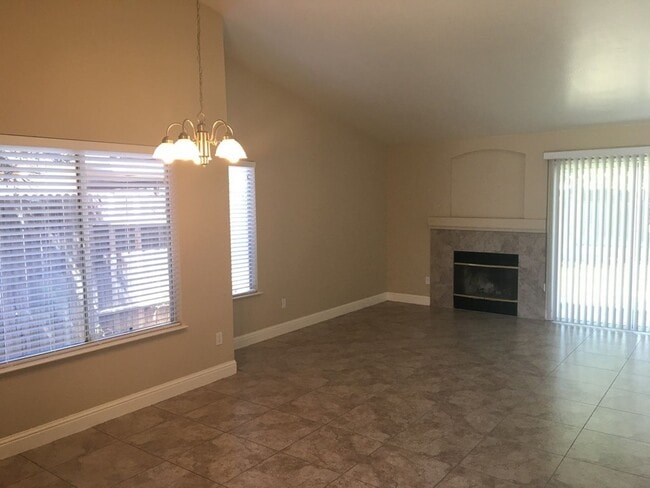 Building Photo - 3+2 NW Hageman & Jewetta Area $2150+ $2150 Deposit