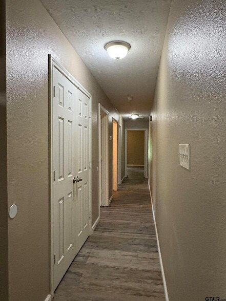 Building Photo - 113 Elm Creek Dr
