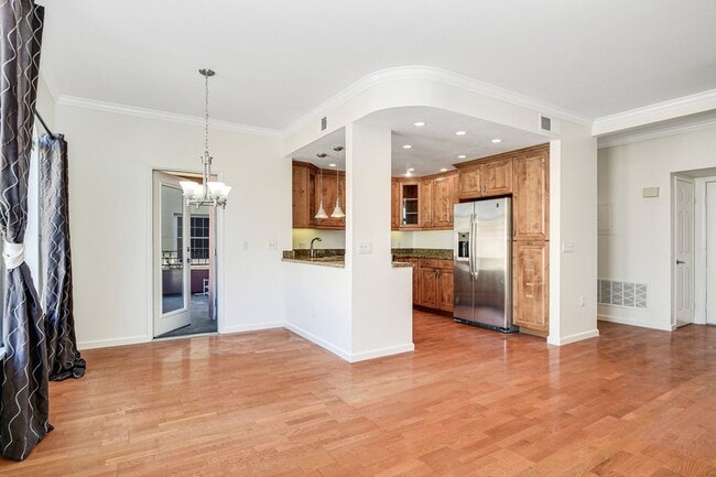 Building Photo - 2 bedroom 2 bathroom condo in Uptown District!