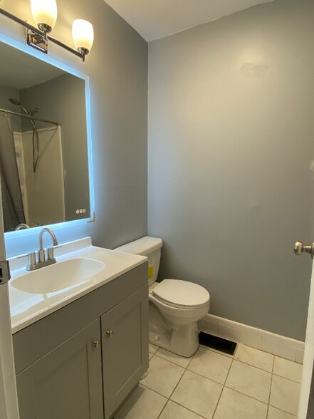 Building Photo - 9505 Tiverton Way