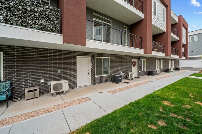 Building Photo - 671 S 400 E