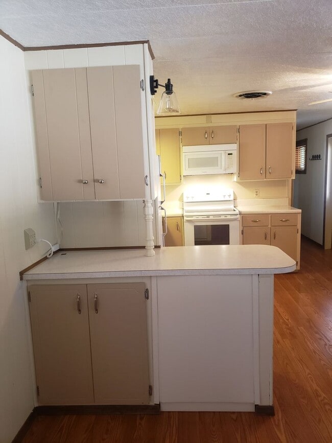 Building Photo - Adorable 2 bed / 1.5 bath with 1 car garage