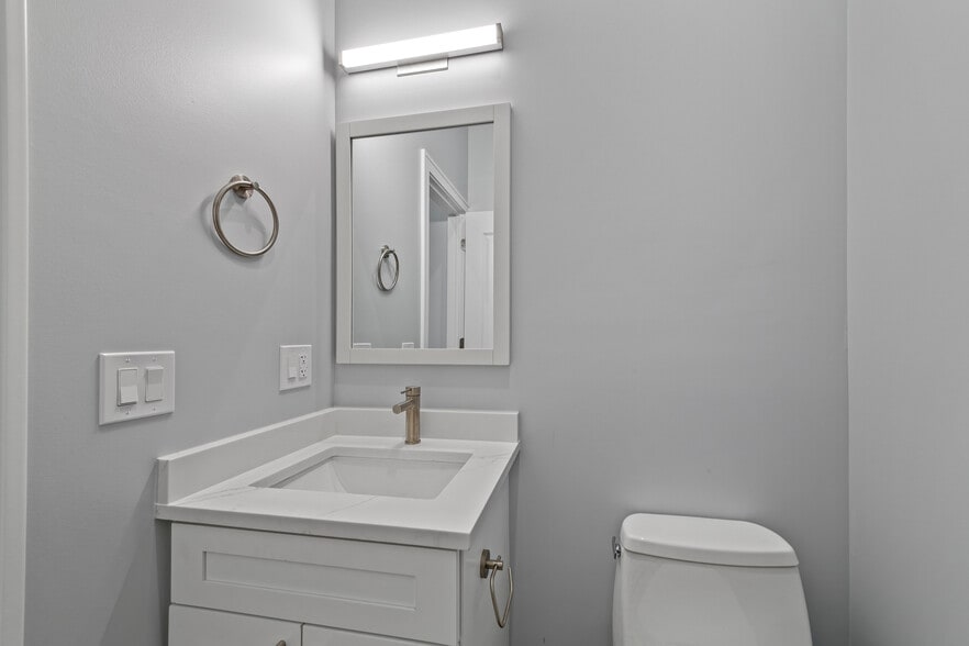 Building Photo - 1349 N Noble St