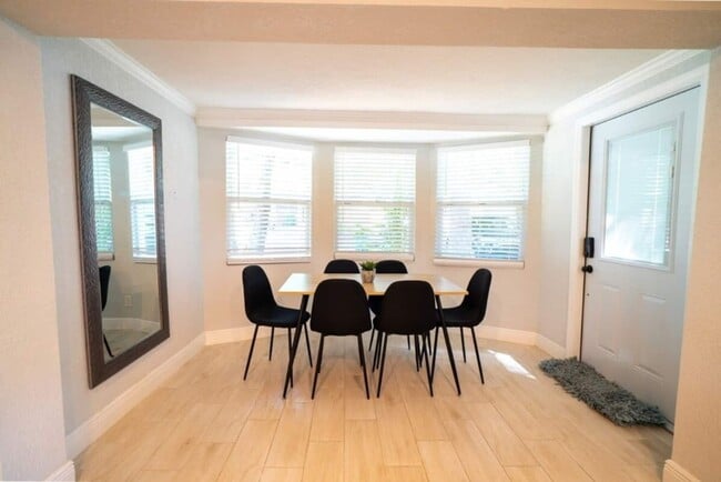 Building Photo - Fully Renovated Home Near Busch Gardens