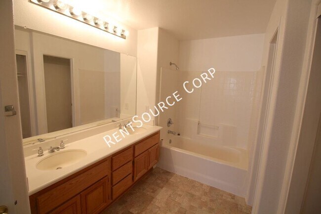 Building Photo - 3 Bedroom Townhome For Rent in Canyon Park...