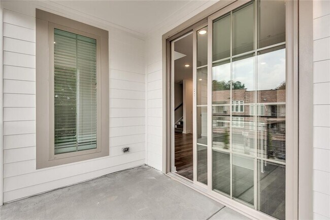 Building Photo - 513 Burton Dr