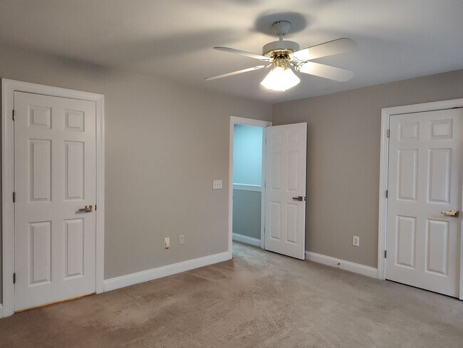 Building Photo - Move in ready Townhome in Morrison Place!