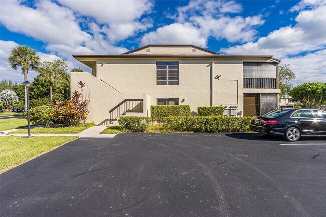 Building Photo - 8566 Casa Del Lago