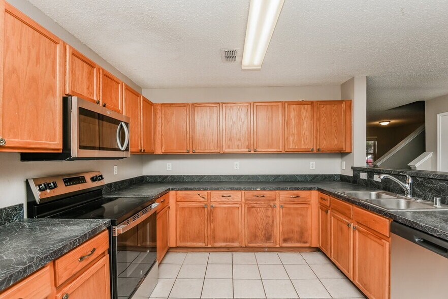 Building Photo - 10024 Chapel Rock Dr