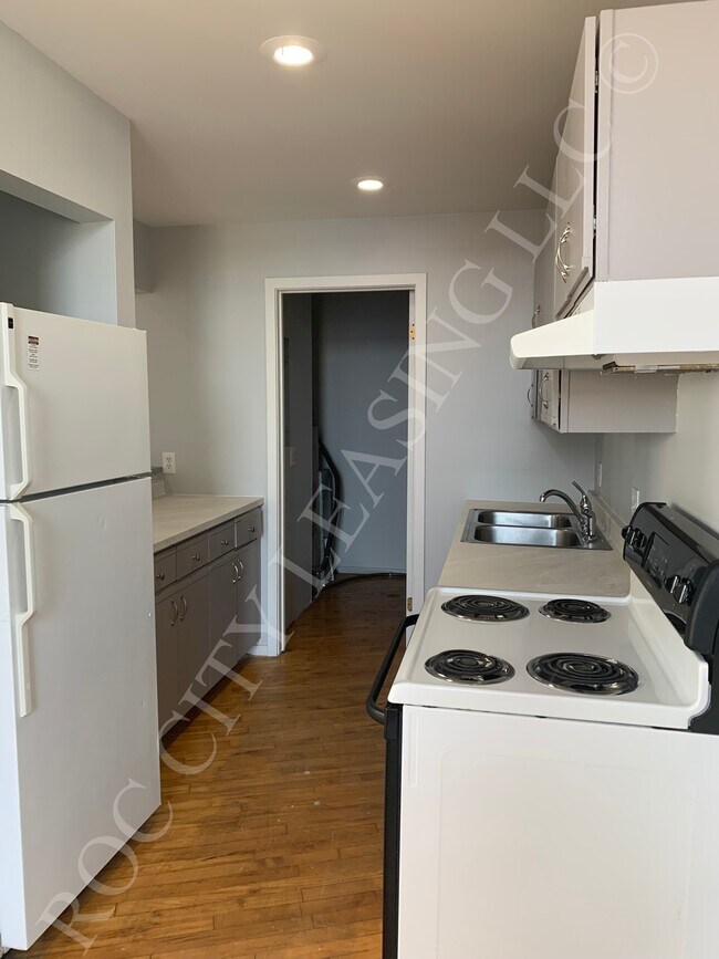Primary Photo - 214-216-216 Andrews St