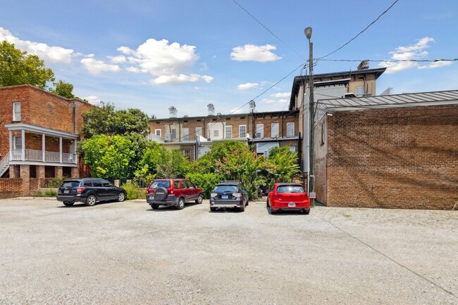 Building Photo - Two Bedroom Townhome Close to Forsyth Park