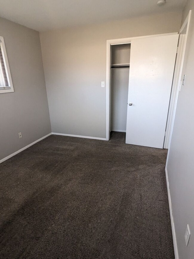 Building Photo - Spacious 3 bd 1.5 bth Raised Ranch Duplex