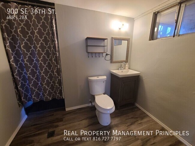 Building Photo - 900 SE 36th St