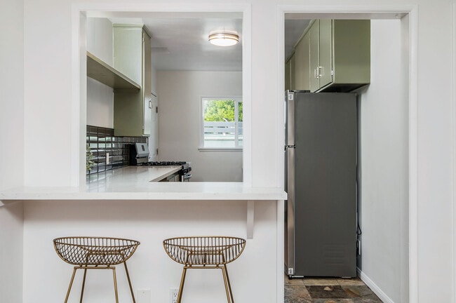 Building Photo - 2115 Ocean Park Blvd