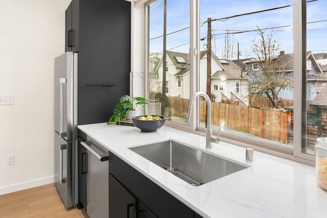 Building Photo - Brilliant Ballard Newer Townhome - 4 Bedro...