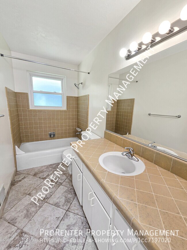 Building Photo - 1094 Beverly Way