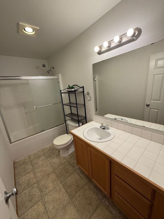 Building Photo - 4 bedroom townhome in Alicia Meadows with $500.00 off February rent if moved in by January end!