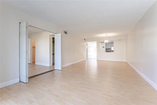 Building Photo - 9523 S Hollybrook Lake Dr