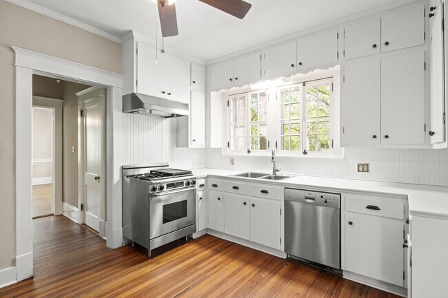 Building Photo - Historic Home in Wake Forest!