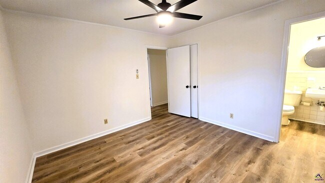 Building Photo - 4035 Meadowbrook Dr