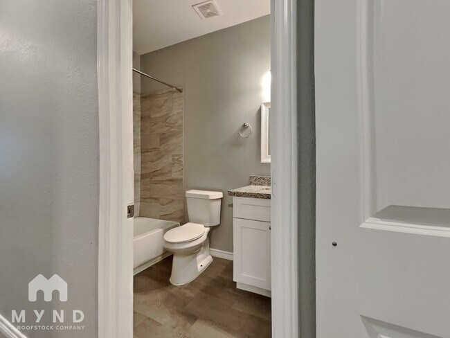 Building Photo - 16649 E Hammon