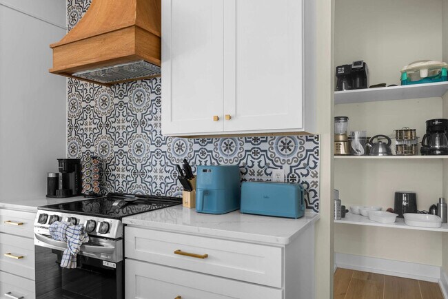 Building Photo - 4456 Luke Ave