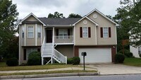 Building Photo - MOVE IN TODAY!  Large 4 bed 2 bath with bo...